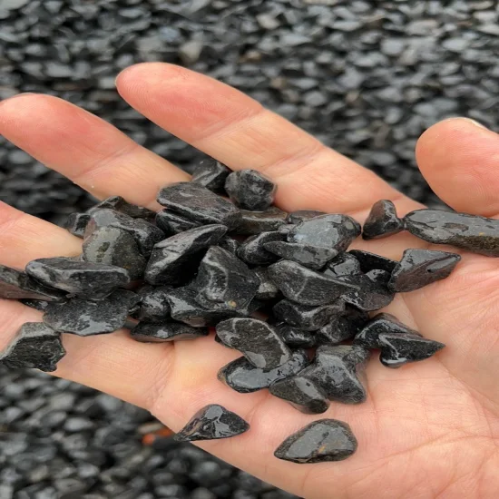Adoquines de piedra de río negro caídos para pavimento de jardinería